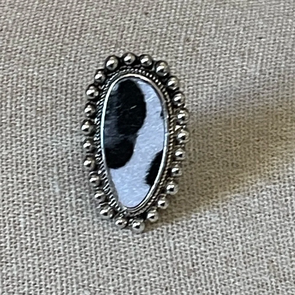 💥NEW ARRIVAL!💥 Charlotte Black and White Cow Print Oval Adjustable Ring - Picture 1 of 1